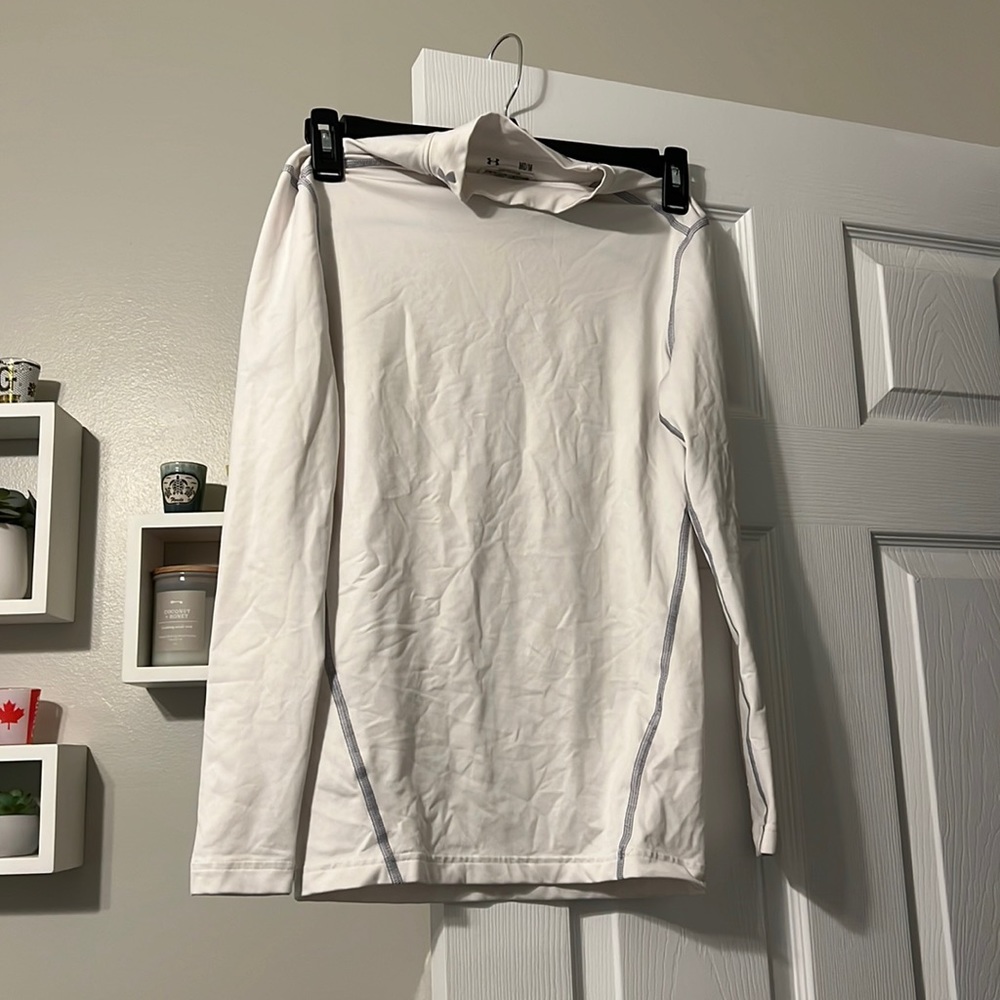 Long sleeved under armour athletic shirt